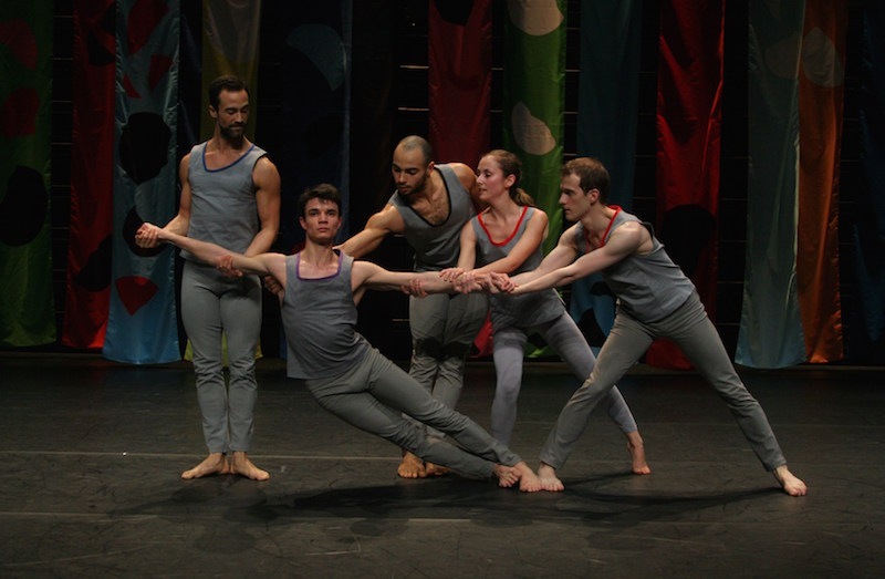 Compagnie CNDC-Angers in tablau: Four dancers support one male dancer who is in a side plank pose